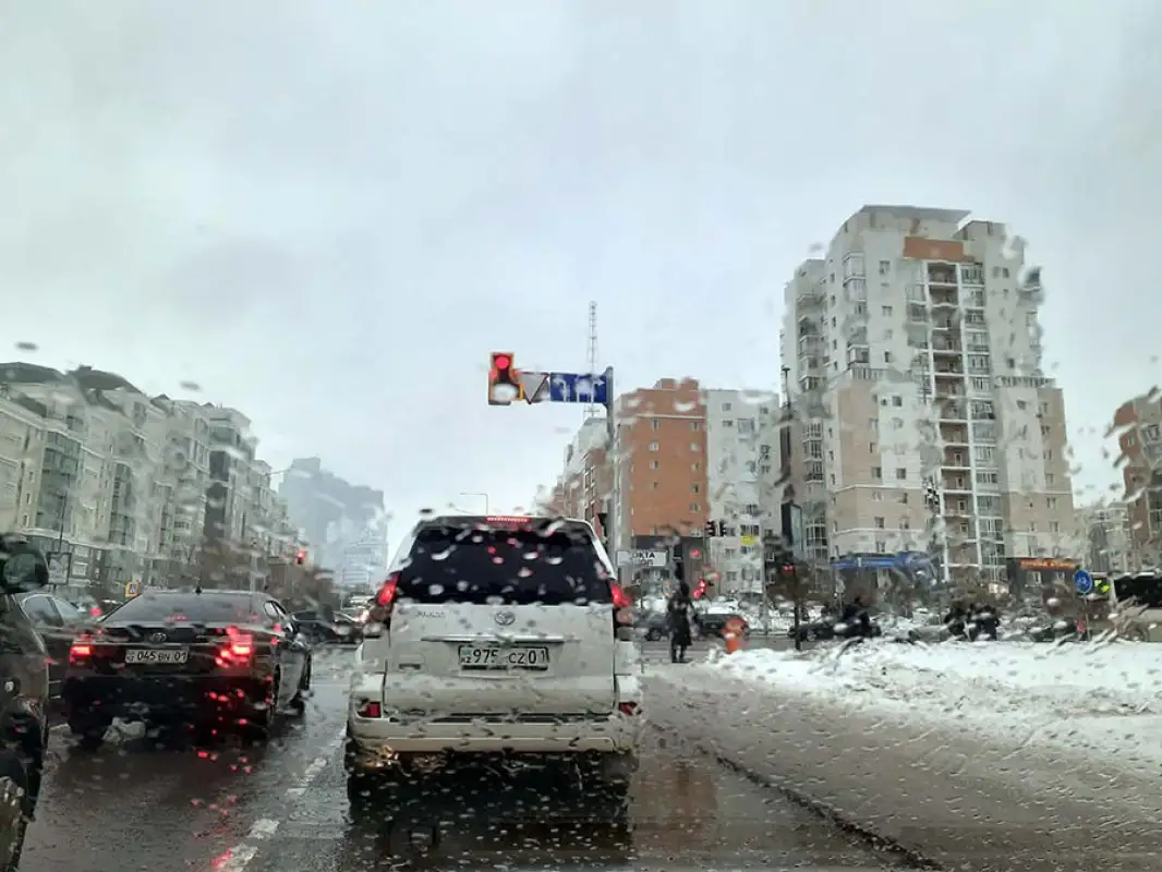 Дождь образовал огромные лужи и обострил гололёд в Нур-Султане