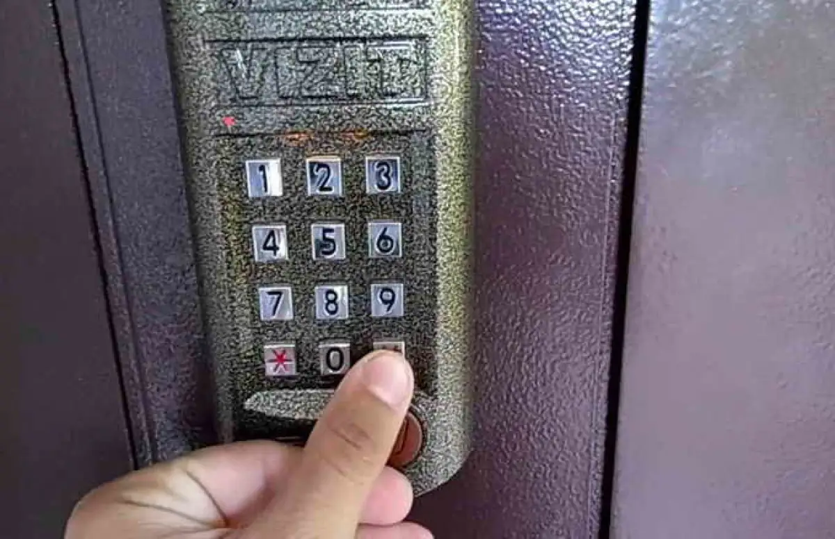 В Нур-Султане курьера ударил током домофон, пострадавший госпитализирован 