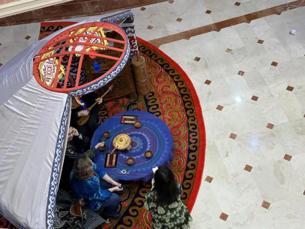 Депутаты Сената сыграли в асык и подпевали музыкантам