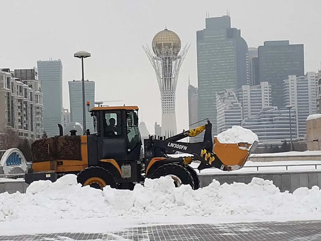 Как в Нур-Султане контролируют водителей, вывозящих снег из города