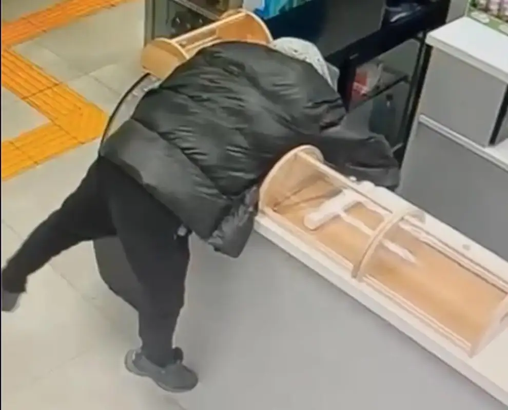 В Астане мужчина молча стащил деньги из медцентра