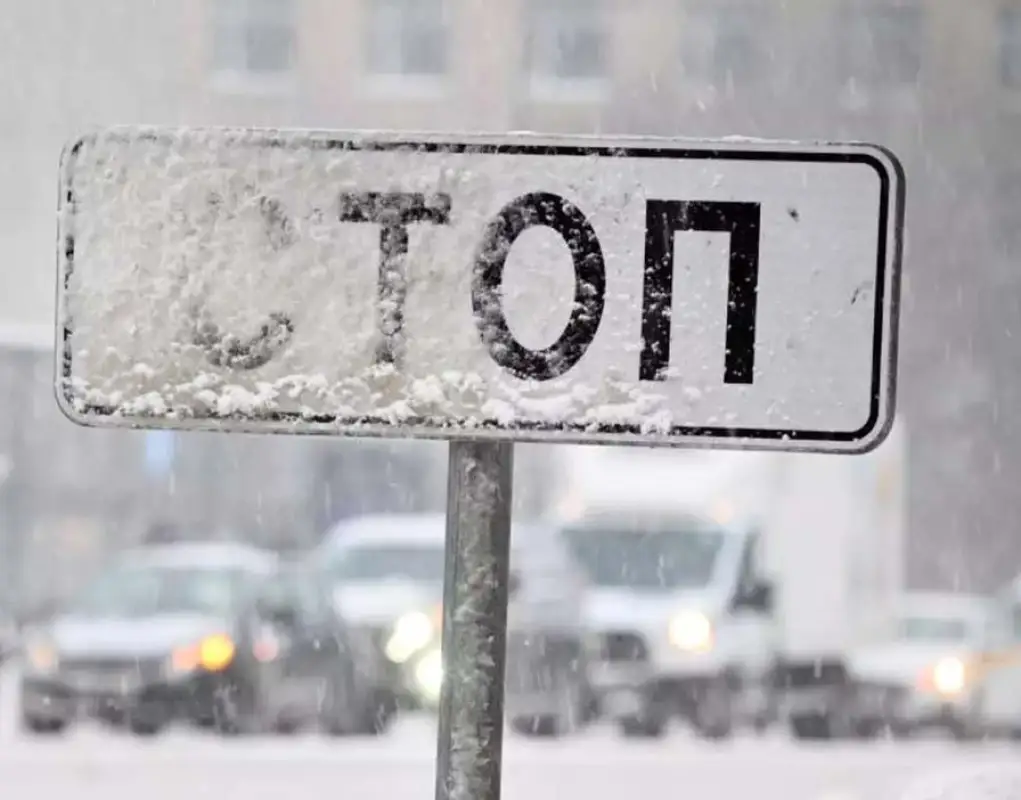 В пяти областях Казахстана остановили движение транспорта