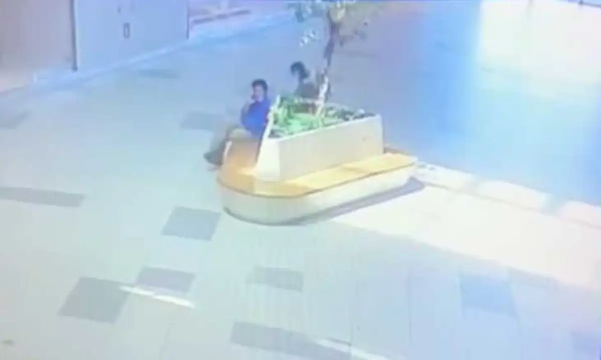 Не зевай: в Нур-Султане у мужчины украли пакет с покупкой, когда он говорил по телефону