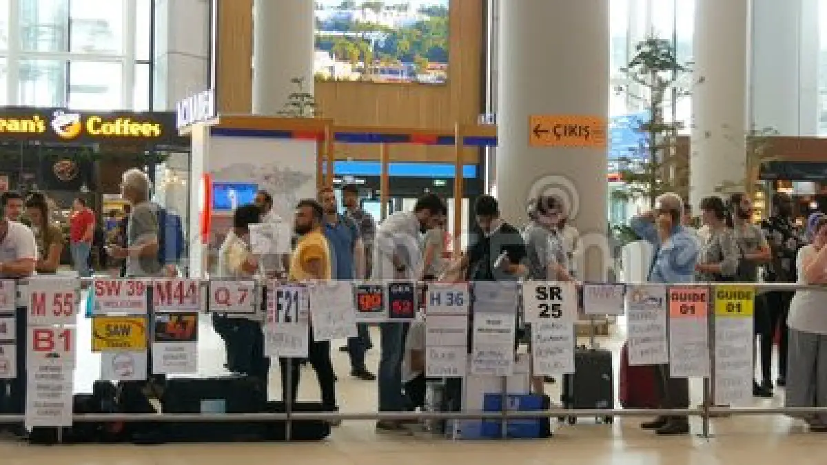В аэропорту Стамбула запретили с табличками встречать туристов