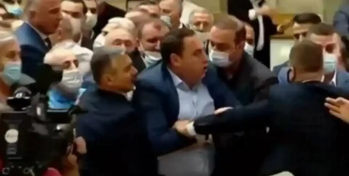 В парламенте Грузии произошли потасовки 