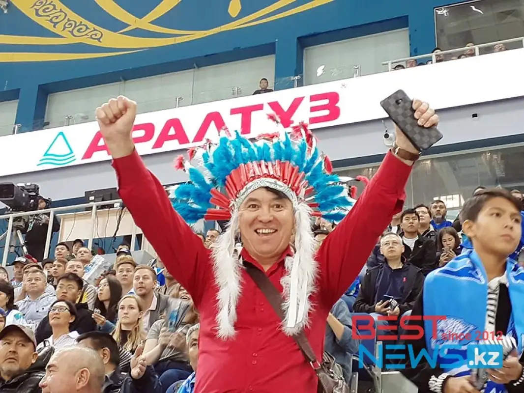 Чингачгук, веселые обезьянки, плакаты: как жители Алматы отрывались на матче БарысvsТрактор