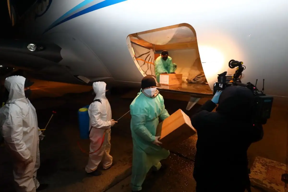 Польша передала в Казахстан маски и ноутбуки для детей