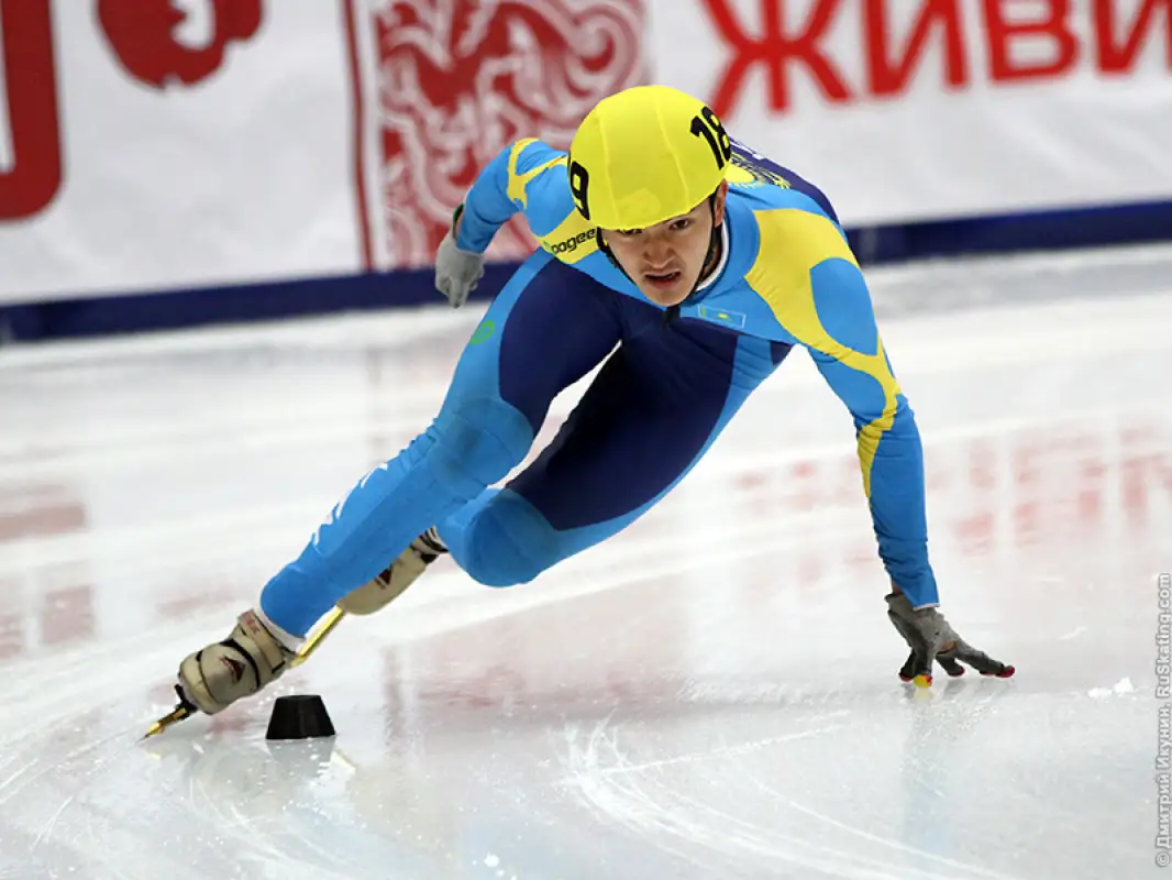 Олимпиада-2022: знаменосец Ажгалиев отобрался в полуфинал в шорт-треке