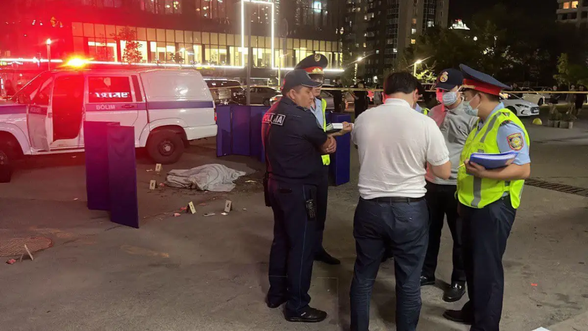 Ужас: в Алматы девушка выбросилась с 25-го этажа - фото, видео