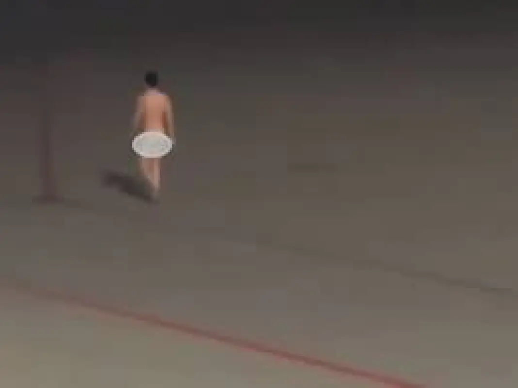 Тройной штраф получил мужчина, бегавший нагишом по взлетно-посадочной полосе в аэропорту Алматы