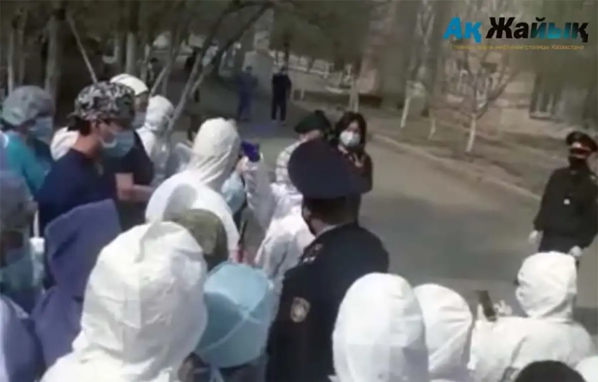 В Атырау полиция увезла журналистов прямо во время интервью с медиками