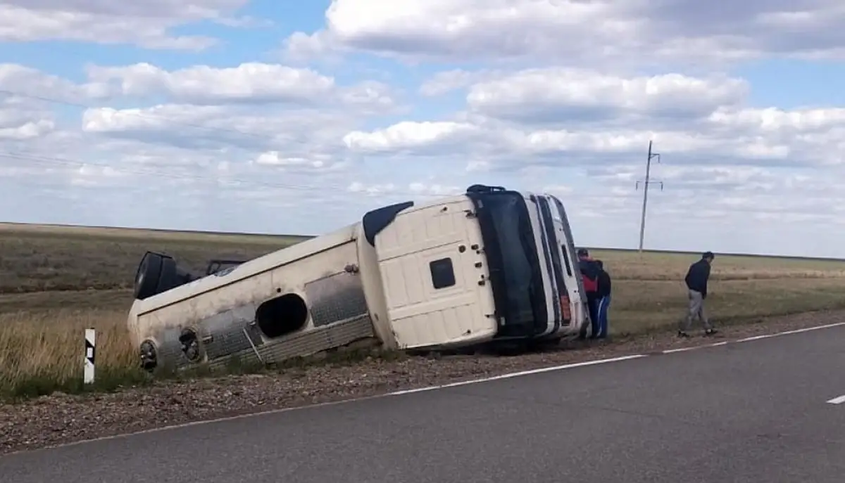 В СКО на трассе перевернулся бензовоз с 36-ю тоннами дизтоплива - фото