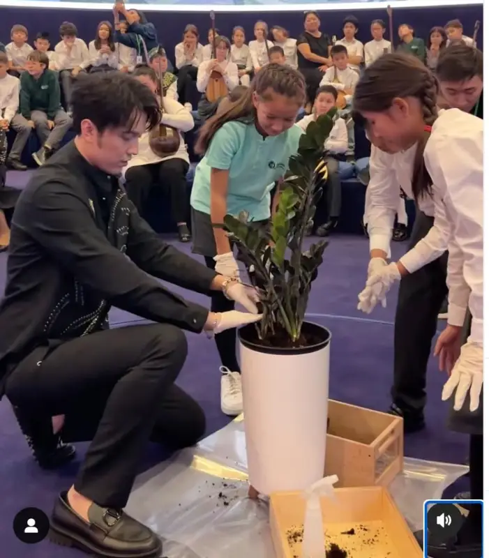 Димаш посадил цветы и получил в подарок шапан