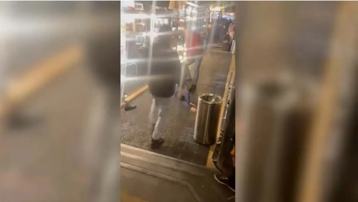 В Алматы охранники били ногами посетителя и никто их не остановил