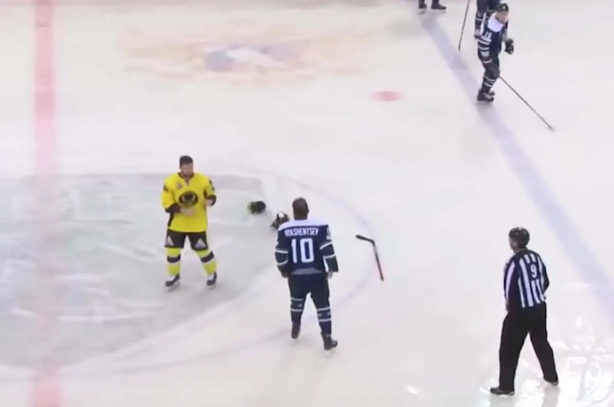 Жестокая драка ТунхузинvsРяшенцев в матча "Югра-Сарыарка"