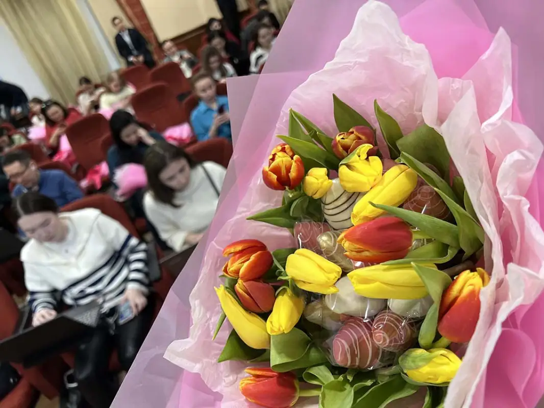 Премьер-Министр Казахстана Алихан Смаилов поздравил журналисток с 8 марта