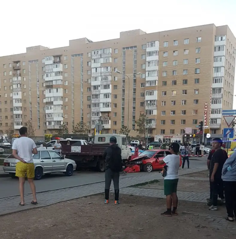 В Нур-Султане 2-летнюю малышку вытаскивали из-под «Mazda», за рулем была нетрезвая женщина