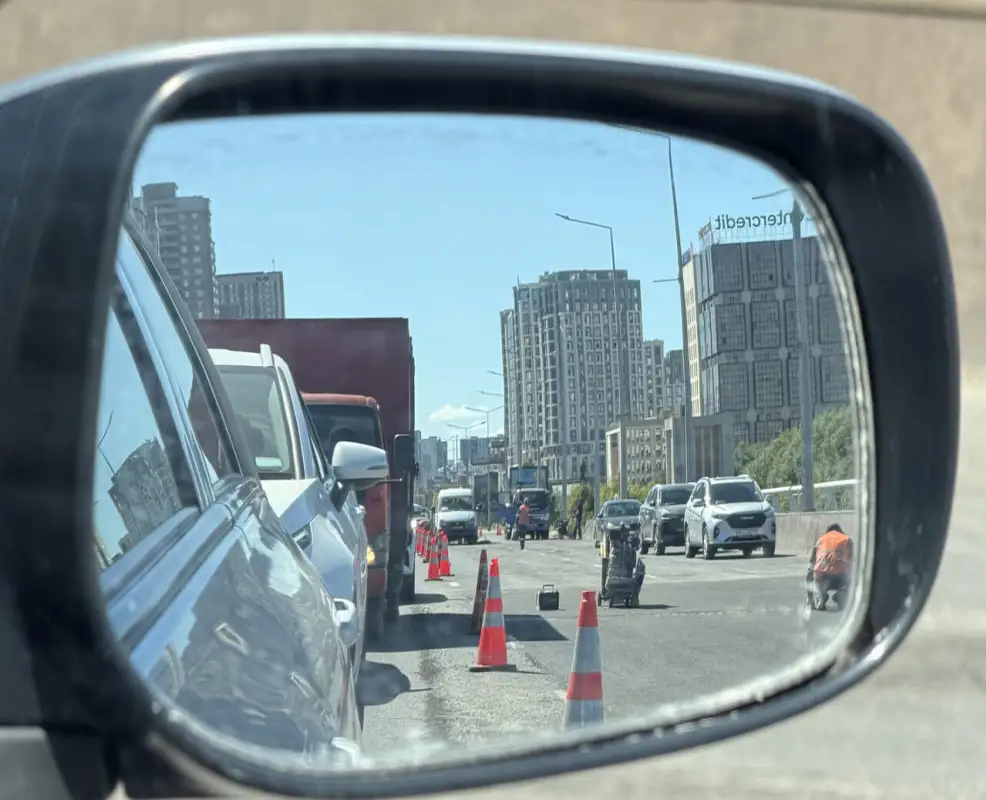 В Астане снова ремонтируют покрытие на мосту "Архар"