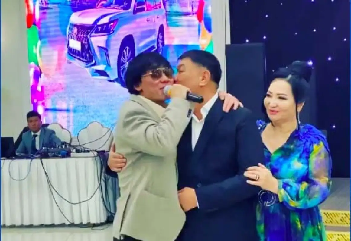 Кайрат Нуртас подарил отцу дорогой джип - видео