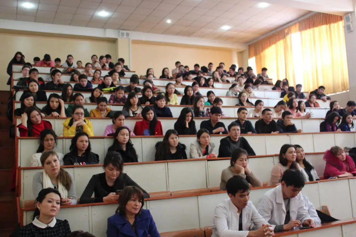 В Нур-Султане некоторым студентам разрешили повременить с оплатой учёбы