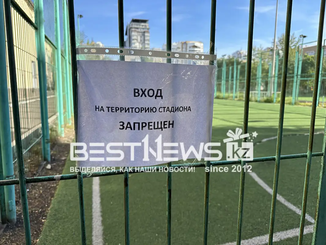 После гибели школьника на футбольном поле Астаны появилась табличка