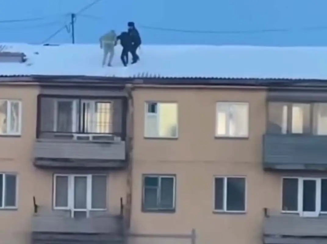 Спасли голого мужчину на крыше: полицейских наградили в Караганде