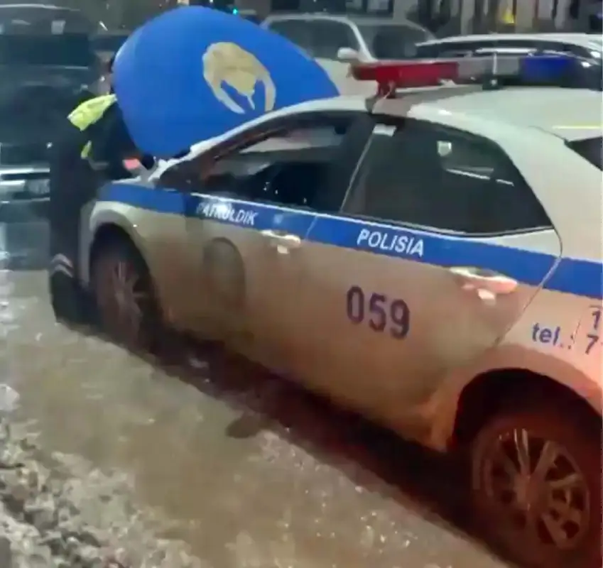 Астанчанка поблагодарила полицейских за помощь на дороге – видео