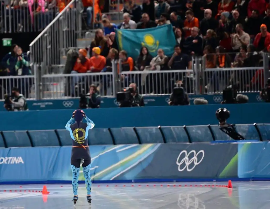 Ербол Мырзабосынов болел за конькобежек с трибун