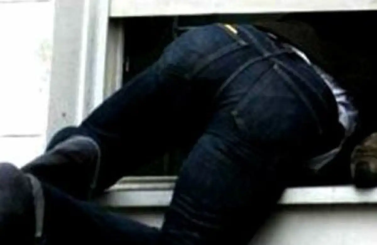 В Караганде мужчина пытался влезть в окно к жене, несмотря на карантин и получил 10 суток ареста