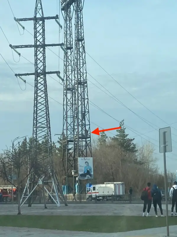В Караганде мужчина пытался прыгнуть с фонарного столба