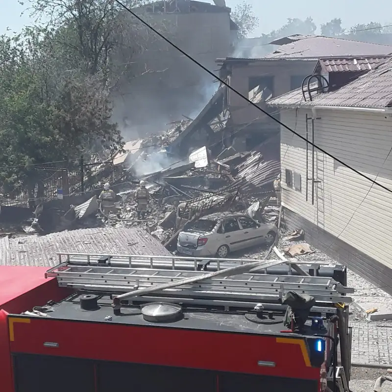 В Шымкенте произошел взрыв в здании возле роддома, погиб мужчина – фото, видео