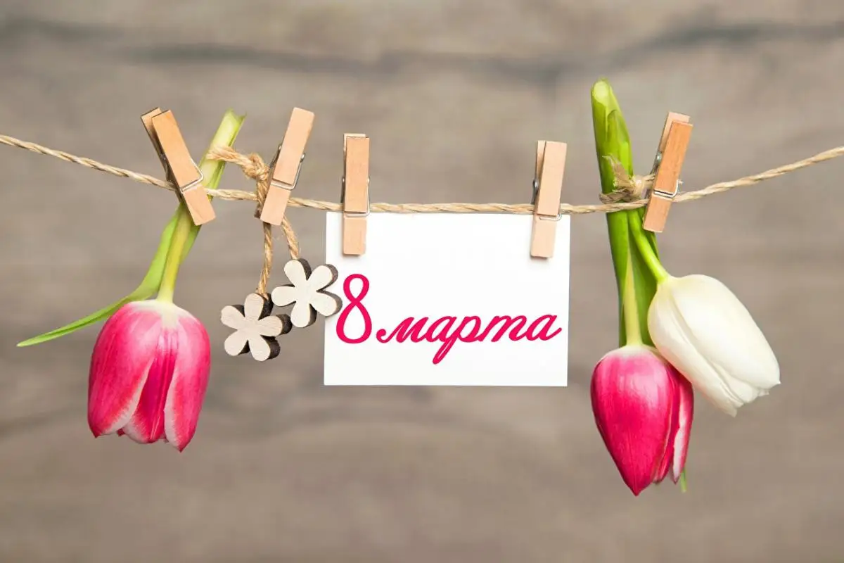 Мужчины рассказали, что планируют подарить женщинам на 8 марта