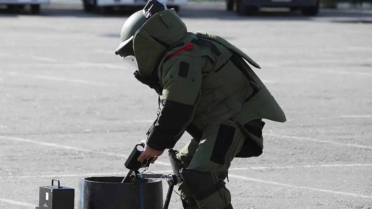 В Алматы неизвестный сообщил о минах в 12 школах и потребовал денег