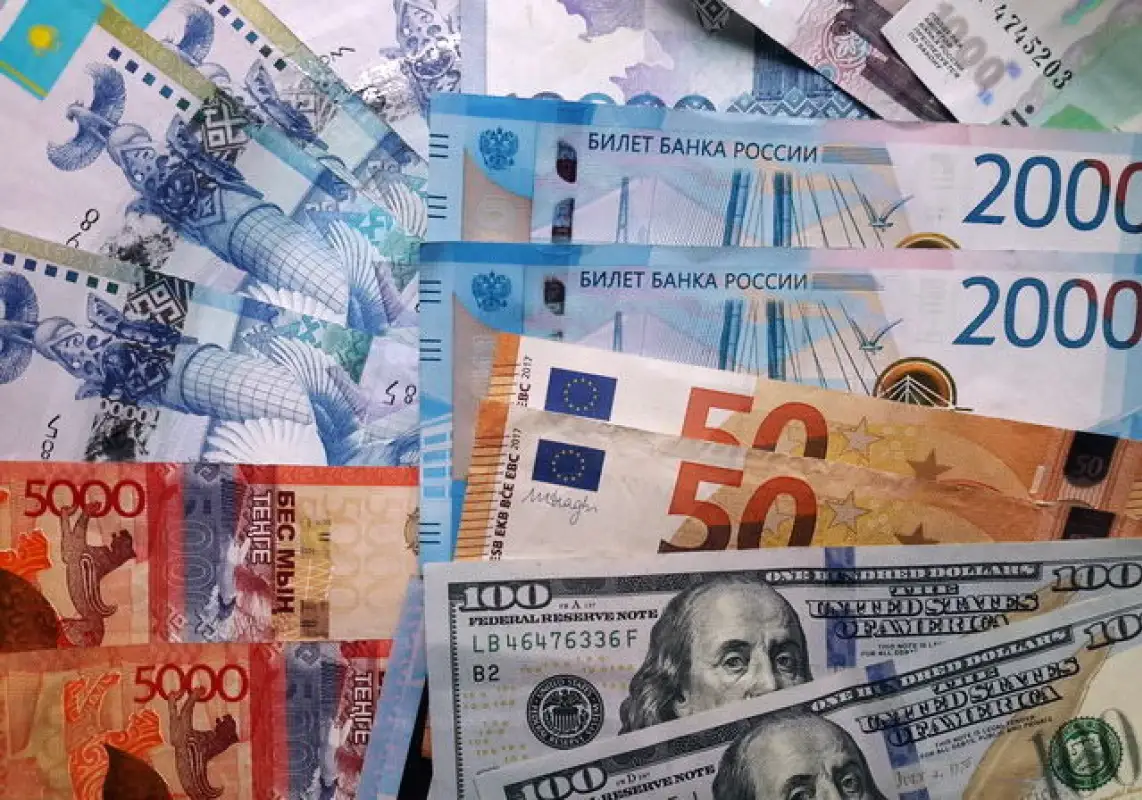 Курс доллар и евро сравнялся: казахстанские товары проиграют импортным в цене – Нацбанк