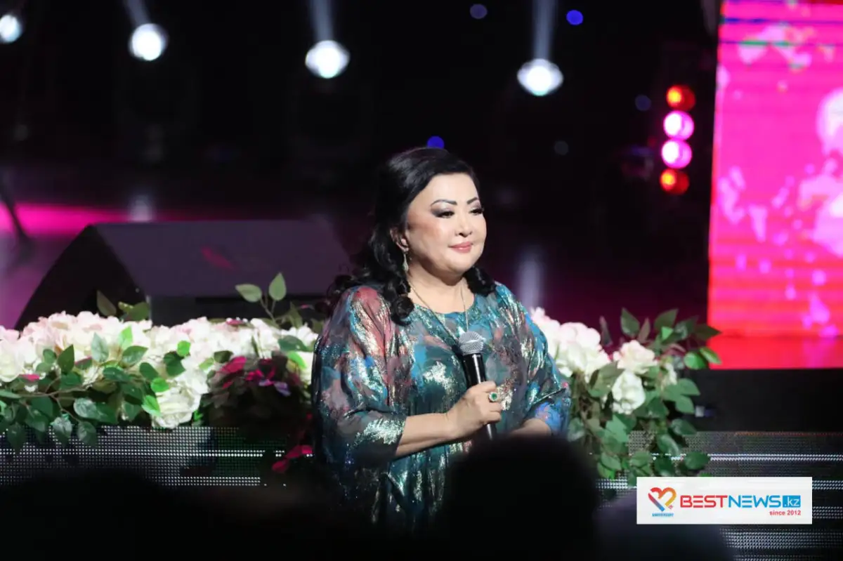 Певица Макпал Жунусова награждена орденом «Барыс» II степени