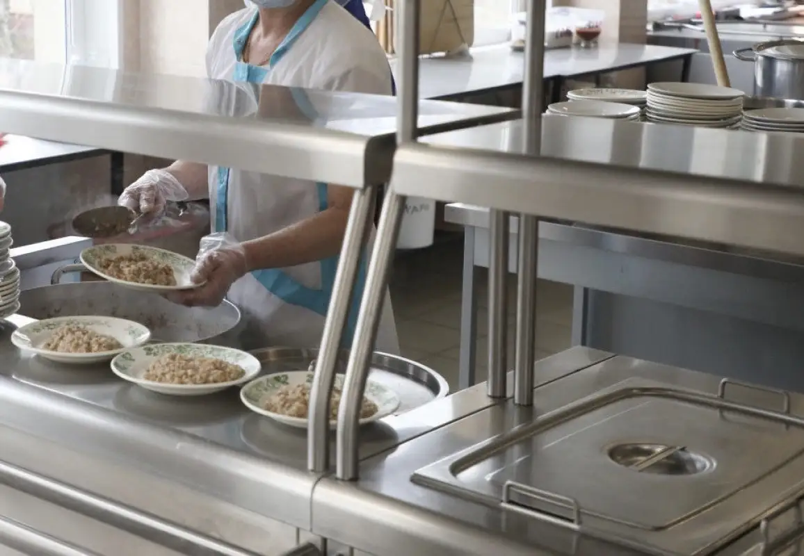  Массовое отравление школьников в Мангистау: в столовой работали больной персонал