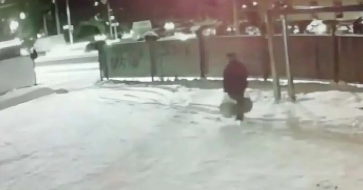 В Нур-Султане 78-летний дедушка украл автодиски из шиномонтажки. Видео