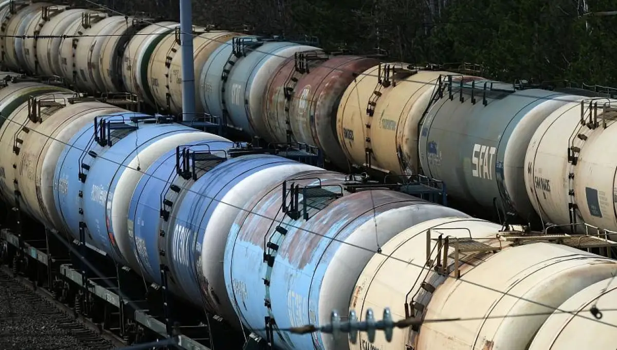 Казахстан запретил вывоз бензина и ввоз яблок