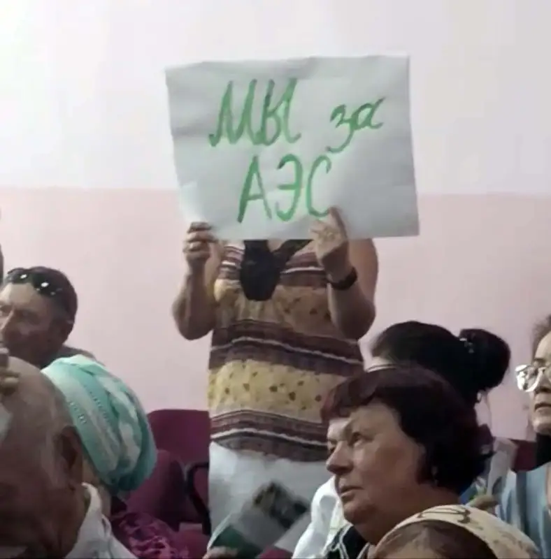 Жители села Улкен пришли с плакатами на слушания по строительству АЭС 