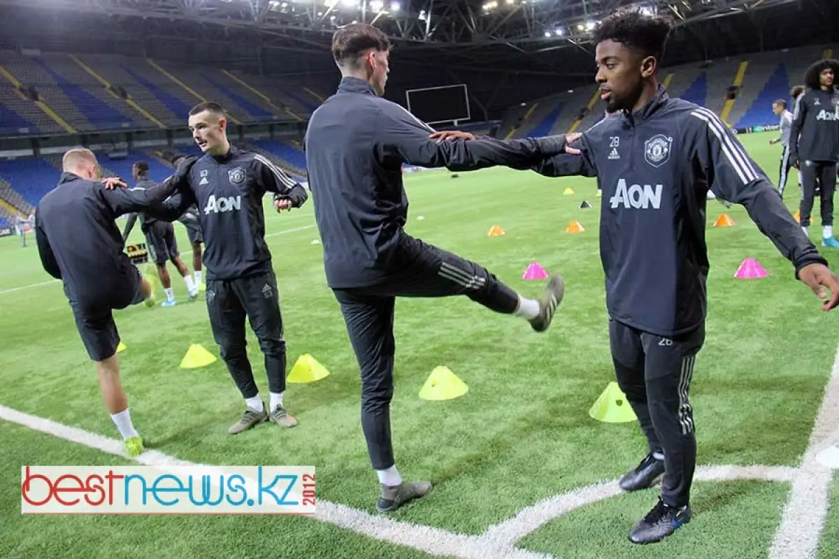 Футболисты "МЮ" разминались совсем не так, как игроки "Астаны". Фото, видео