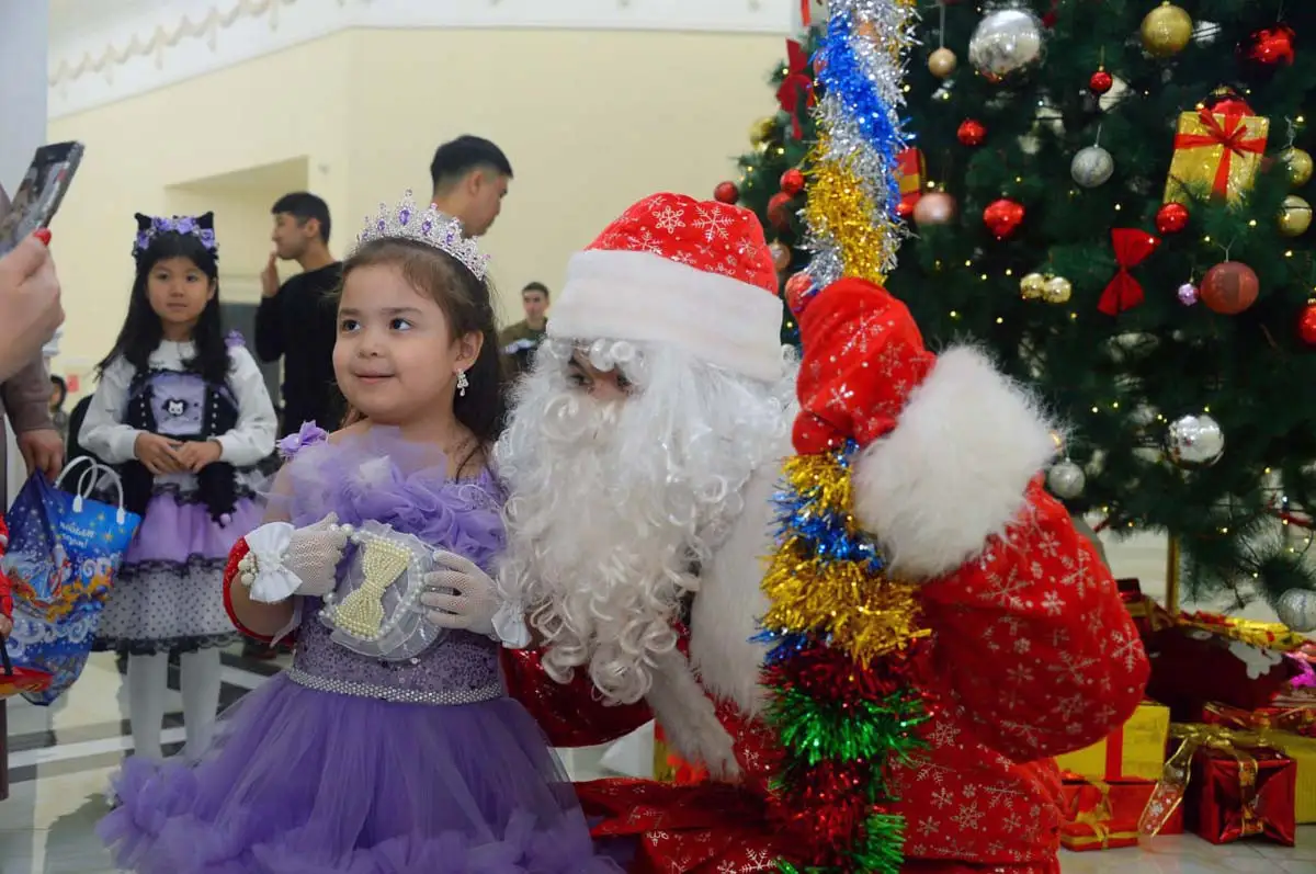 В Астане зажгли главную армейскую ёлку