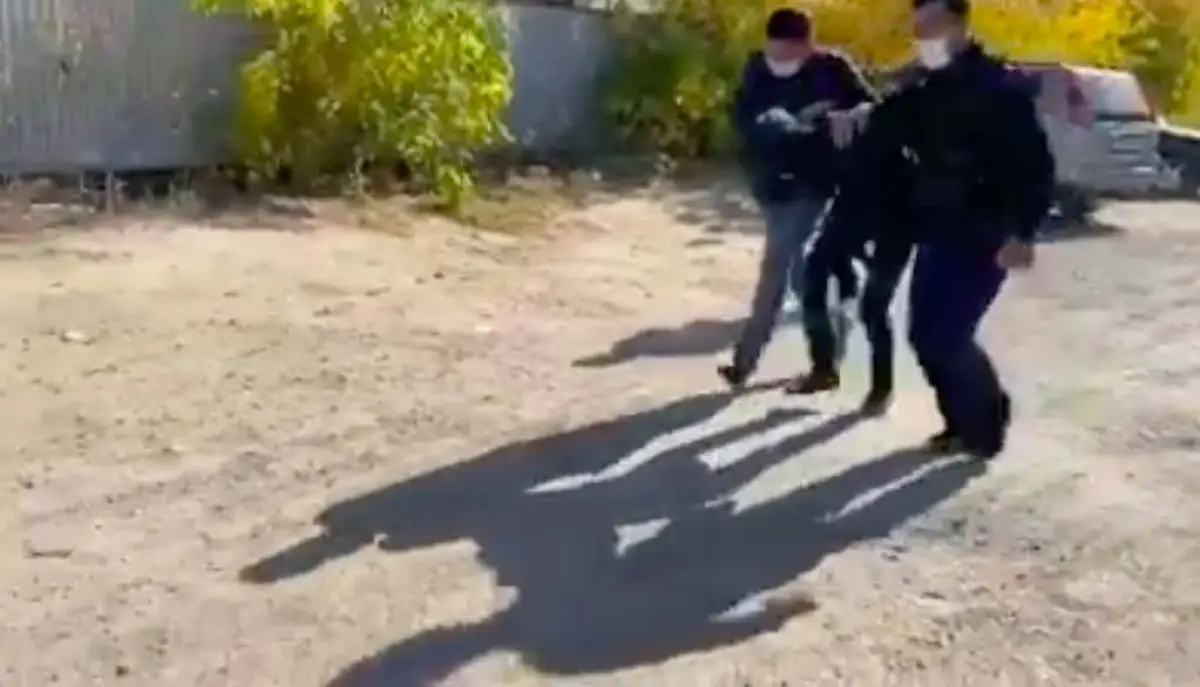 В Актобе задержали грабителя, срывавшего c женщин золотые украшения