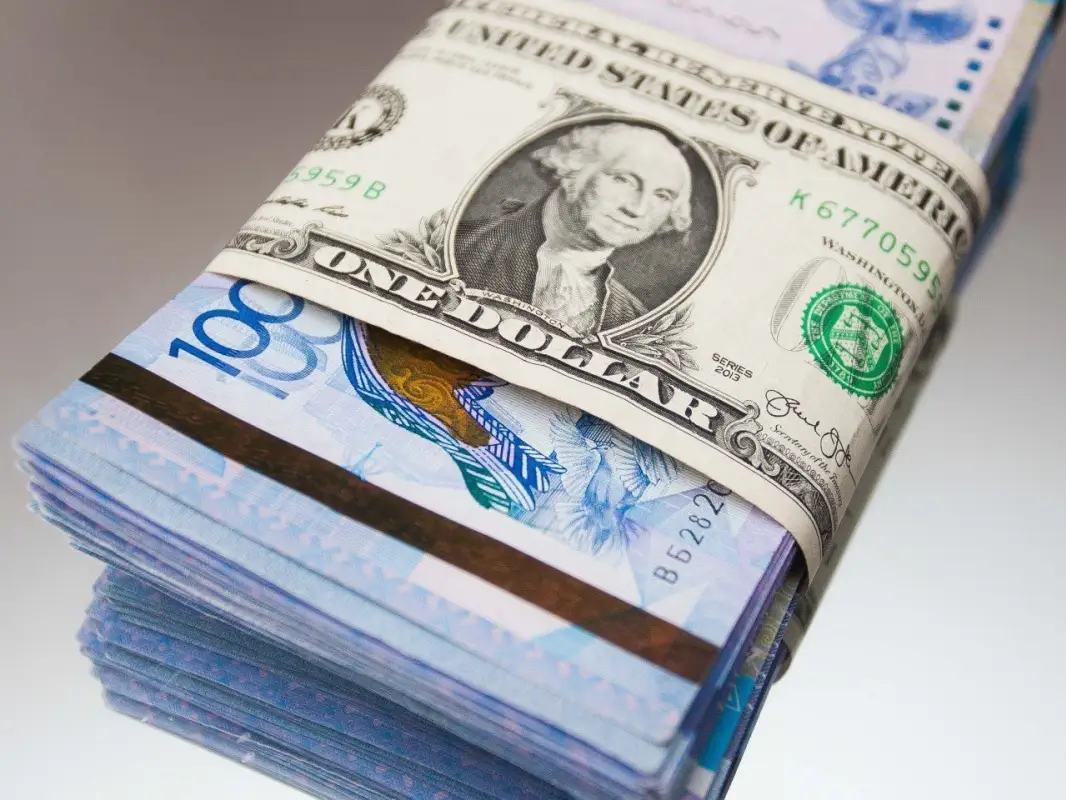 Доллар на торгах составил 427,90 тенге