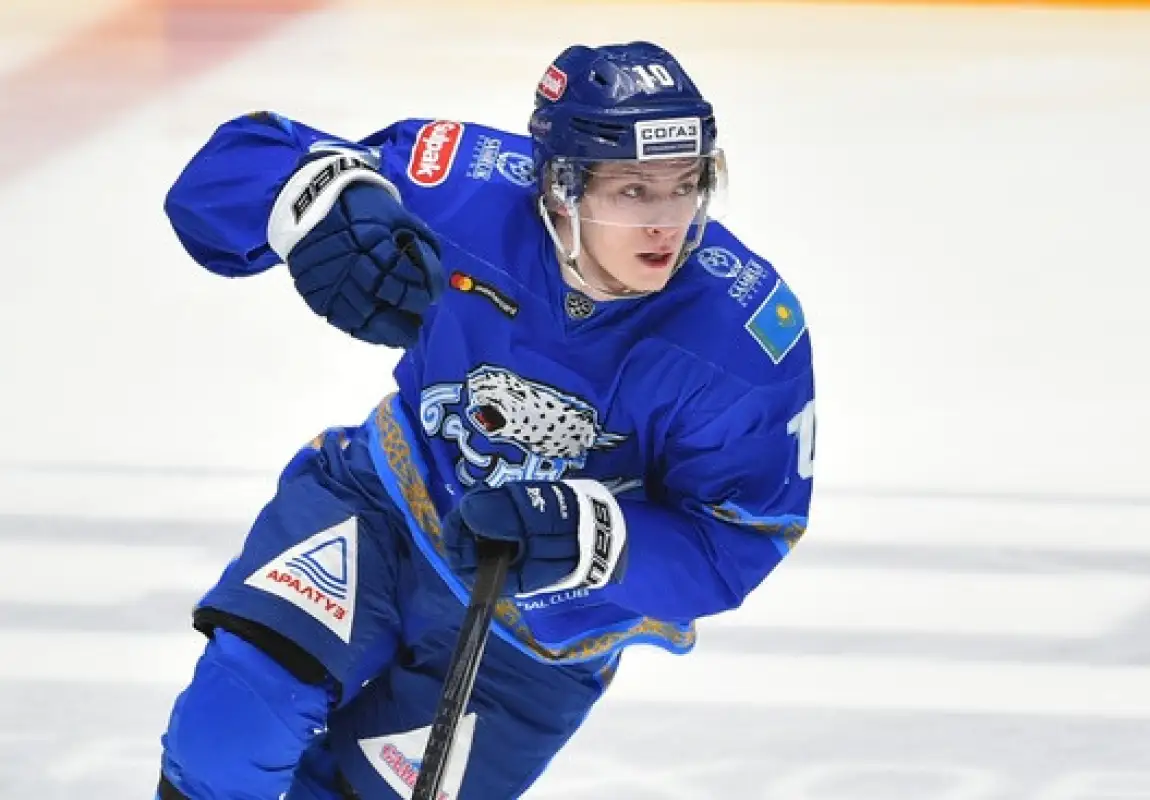 Хет-трик Михайлиса обеспечил победу "Барыса" на "Амуром"