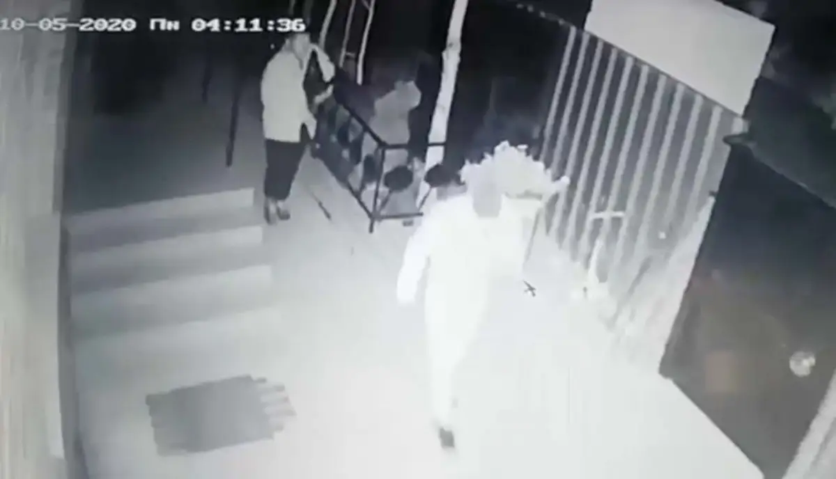 Два астанчанина вынесли из бани видеотехнику и попали на видеокамеру