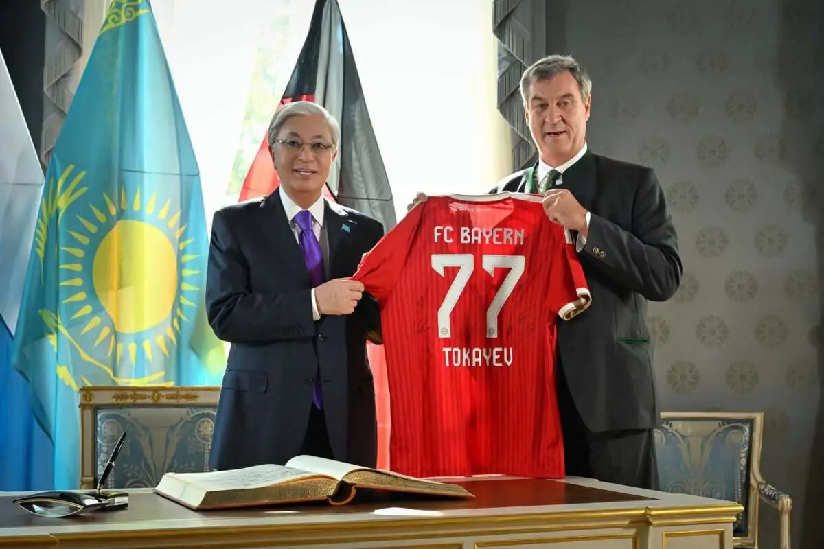 Президенту Казахстана подарили футболу «Bayern» Munich