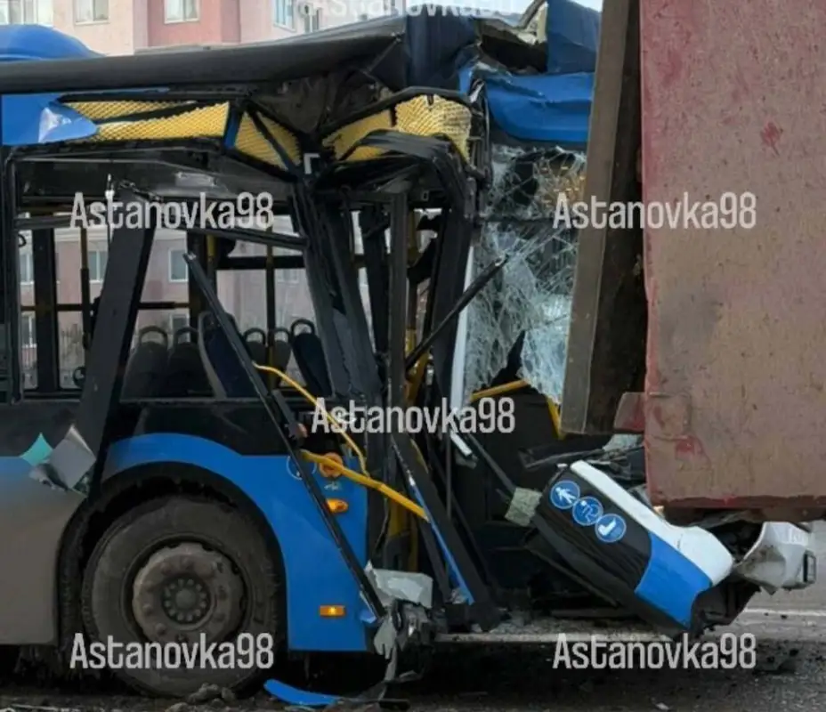 Автобус столкнулся с грузовиком в Астане
