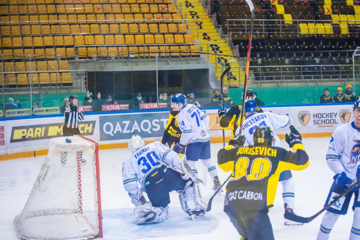 "Сарыарка" блокировала звезд "Барыса" и повела в серии