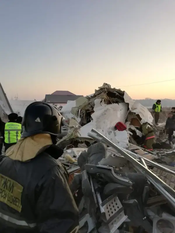 Названы две возможные причины крушения самолета в Алматы