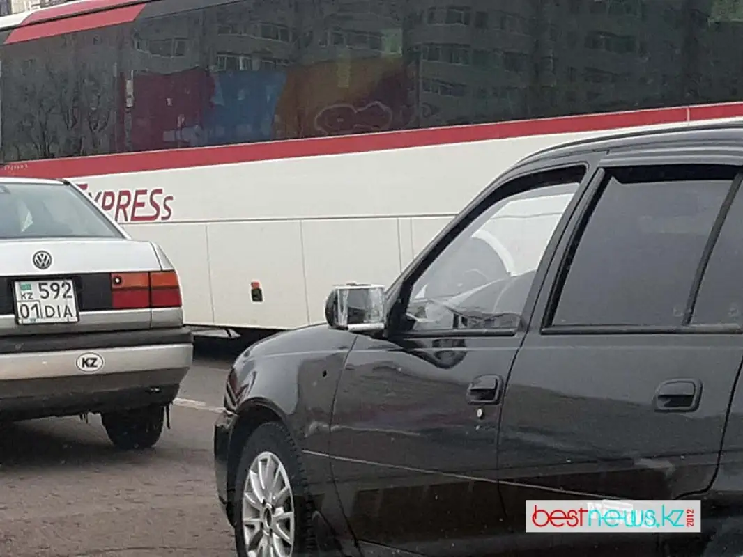  Обычное зеркало на скотче: как в Нур-Султане автомобилисты заменяют поврежденные запчасти